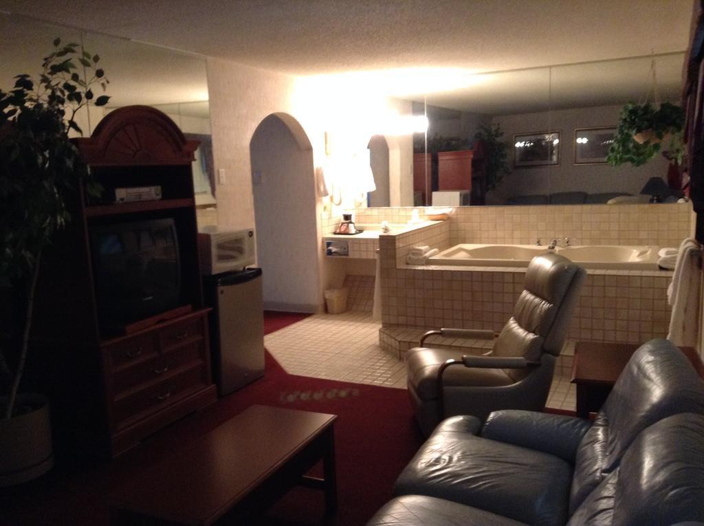 Americinn And Suites By Wyndham Delafield-Waukesha-Milwaukee Dış mekan fotoğraf