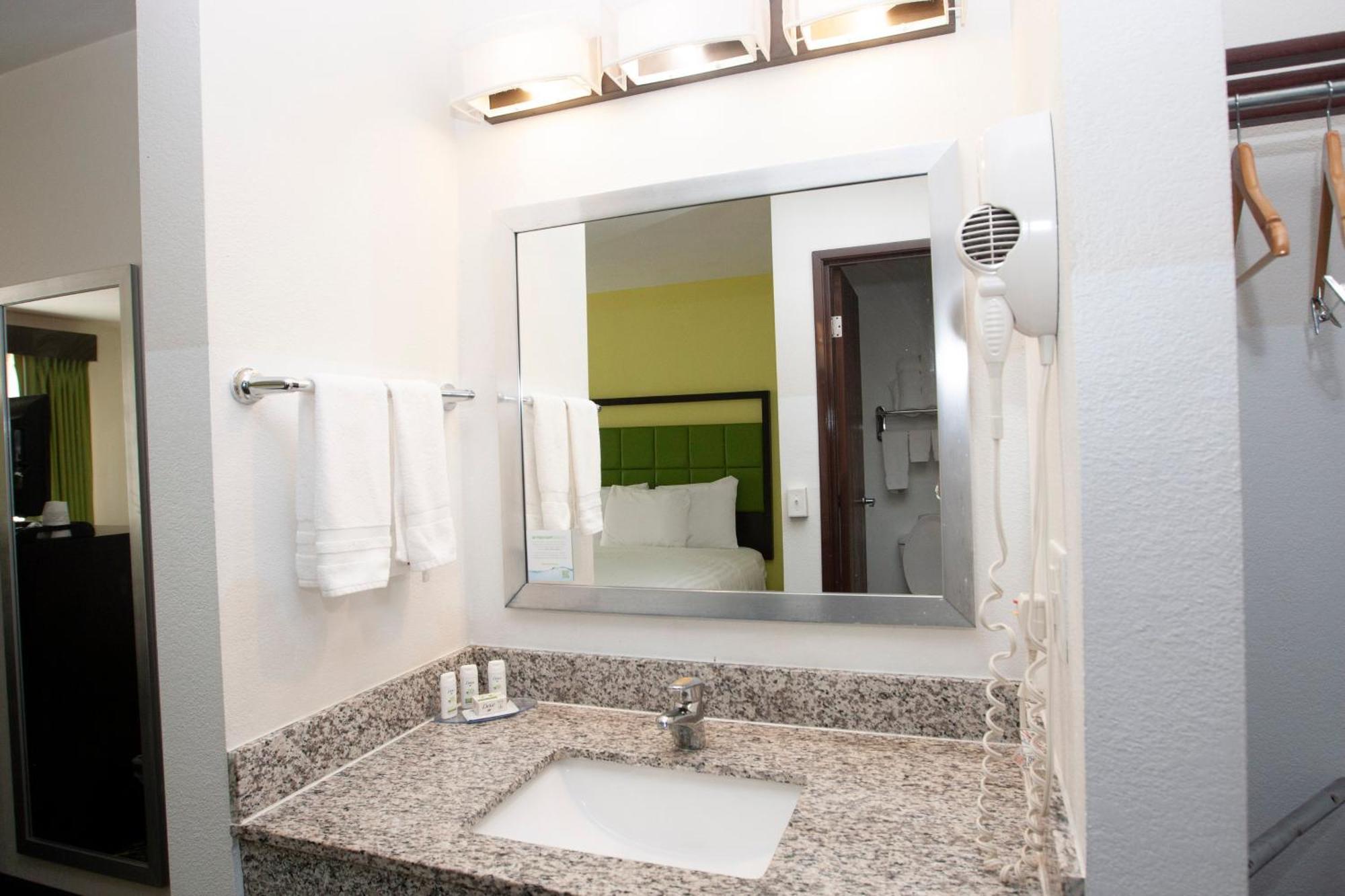 Americinn And Suites By Wyndham Delafield-Waukesha-Milwaukee Oda fotoğraf